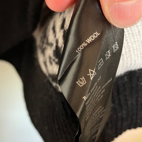 3.Paradis Floral Black and White 100% Wool Sweater Schitt’s Creek - Picture 6 of 7